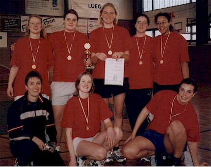 Stolze Basketbalerinnen mit ihrer Trainerin Silke Krier