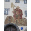 Historische Wandmalerei von 1574 an der Fassade des renovierungsbedürftigen ehemaligen Brau- und Ausspannhofes
