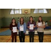 Die besten Mädchen der 9. Klassen: Selina, Natalie, Anna und Lea (von links). Anna Luderer gewinnt mit 1,43 m. 
