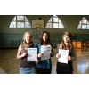 Siegerehrung der Mädchen Klasse 8: Christina, Rebecca (Siegerin mit 1,36 m) und Pauline.