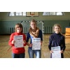 Siegerehrung der Mädchen Klasse 7: Julia, Michelle (Siegerin mit 1,36 m) und Sandra.