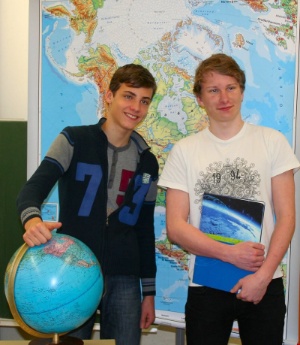 Laurentz und Tobias mit dem 'Handwerkszeug' des Geographen.