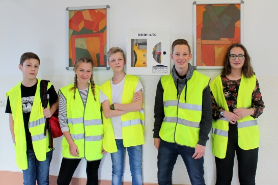 Vorm nagelneuen Defibrillator im Aulavorraum: Krystian Szofer, Linda Schindler, Gleb Tumakov, Johannes Hölzel sowie Annemarie Penz vom Schülersanitätsdienst des Lessing-Gymnasiums.