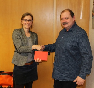 Handschlag unter Kollegen - Carola Münnich bei der Spendenübergabe an Herrn Richter