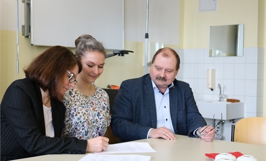 SCAN0003 Unterzeichnung Partnerschaftsvertrag Zentralkonsum