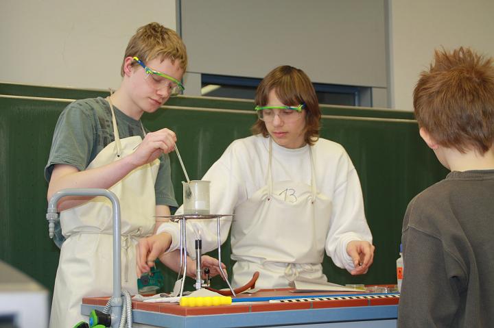 04.jpg - Experimente zum Staunen in der Chemie