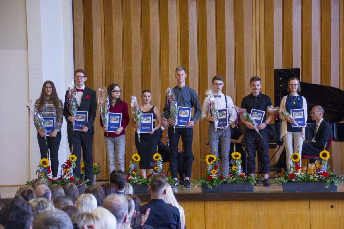 Feierliche Übergabe der Abizeugnisse in der Aula - Lessing-Gymnasium Plauen