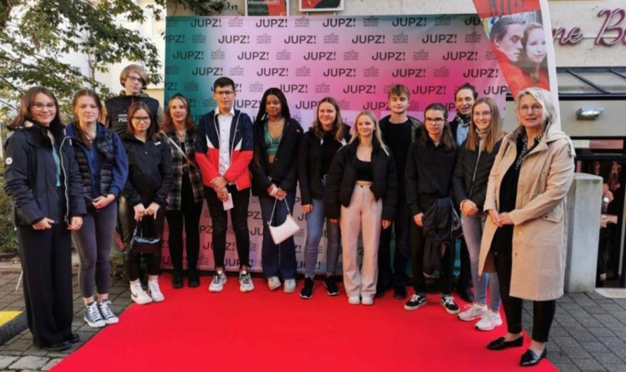 „Deutsch-Leistungskursler“ zu Gast bei Premiere im Theater