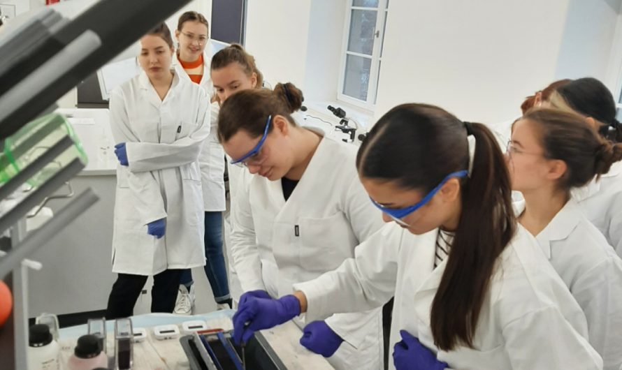 Leistungskurs Biologie und Grundkurs Bionik / Biotechnologie der Jahrgangsstufe 11 zu Besuch an der Berufsakademie Plauen