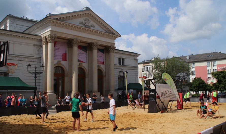 Basketballer siegen beim Beach-Basketball auf dem Theaterplatz