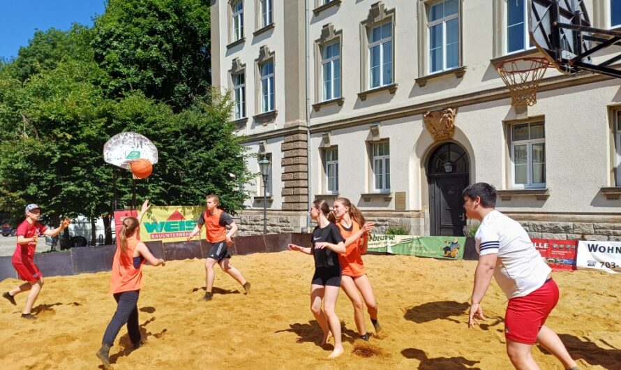 Sportlich ging’s für Lessings (fast) in die Ferien beim Beach-Basketball