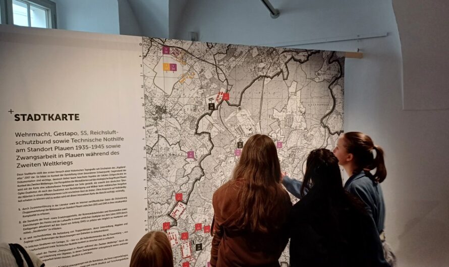 Erinnern und Gedenken  –  Ausstellungsbesuch „Bomben auf Plauen“