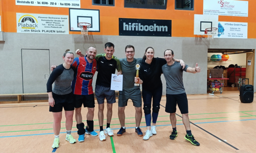 Mit dem Wanderpokal zurück vom Volleyballturnier der „Anne Frank“