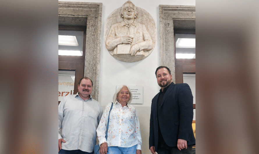 Schule erhält Lessing-Relief aus dem Nachlass von Hannes Schulze