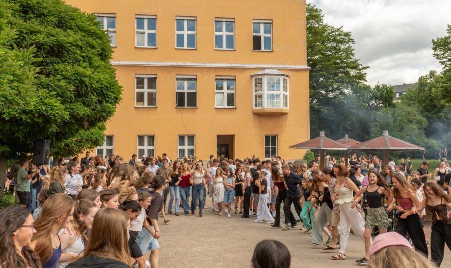 Schuljahresabschluss 2026 – würdevoll und ausgelassen ging’s in die Ferien